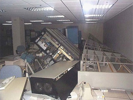 被毁的计算机和通信机架
